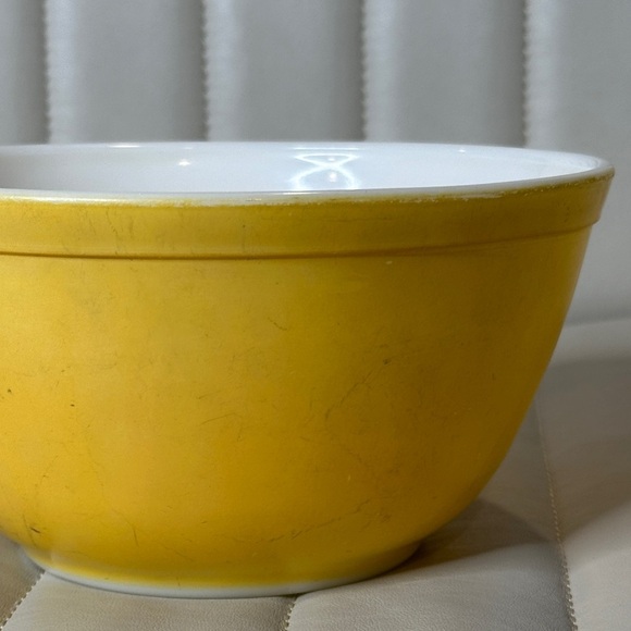 Vintage PYREX 402 Mixing Bowl 1.5 qt Golden Yellow Ovenware Daisy Series GUC 60s - Picture 3 of 12